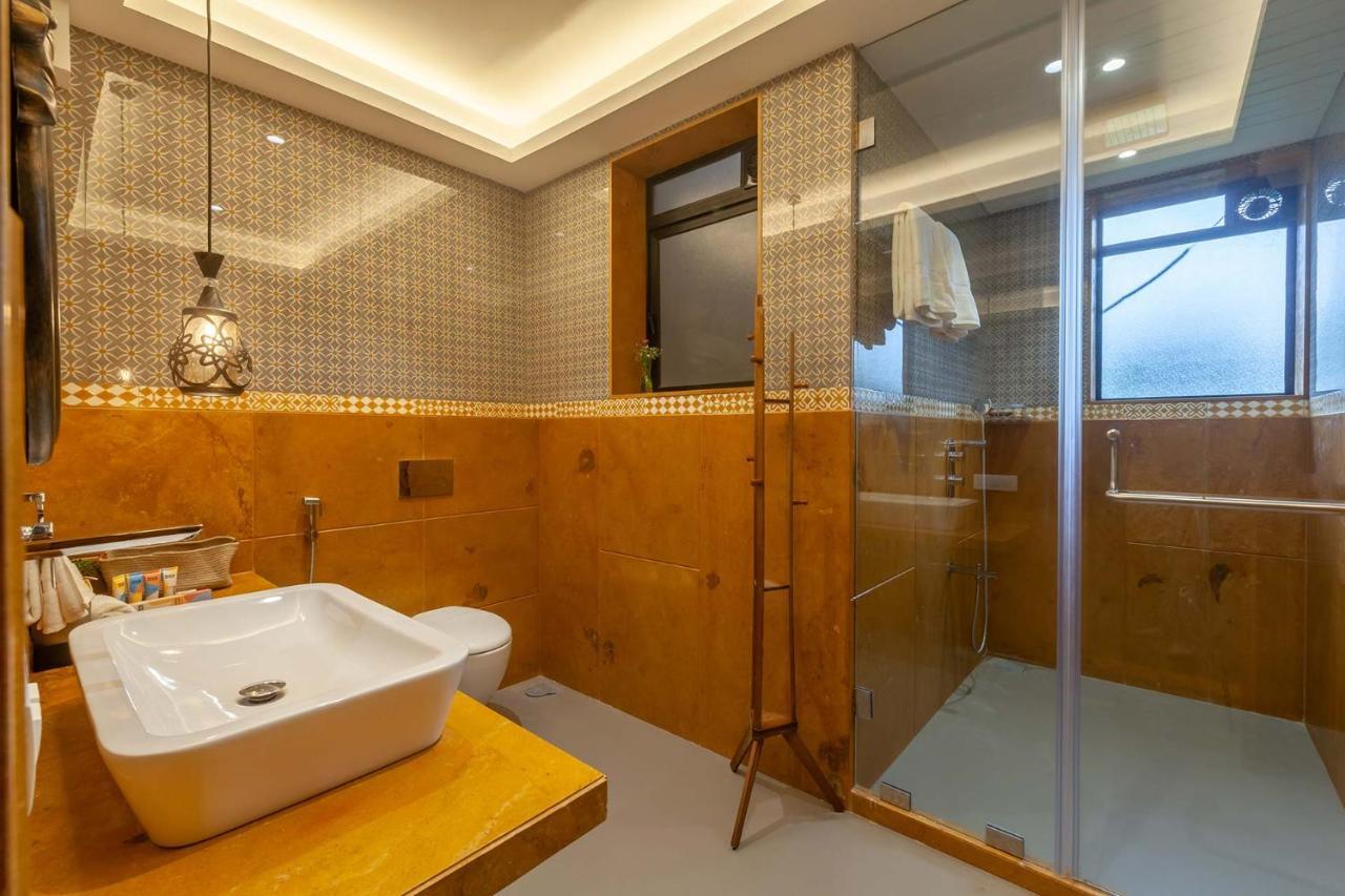 Villa Sereno By Stayvista - An Elegant And Entertaining Retreat Featuring A Swimming Pool, Outdoor Jacuzzi, Modern Interiors, And A Snooker Table Alībāg Exterior foto